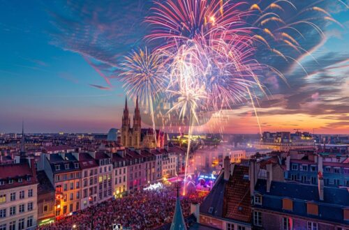 Foule enjouée célébrant lors d'un festival nocturne à Lille, illuminations et feux d'artifice ajoutant à l'euphorie de la fête 2023